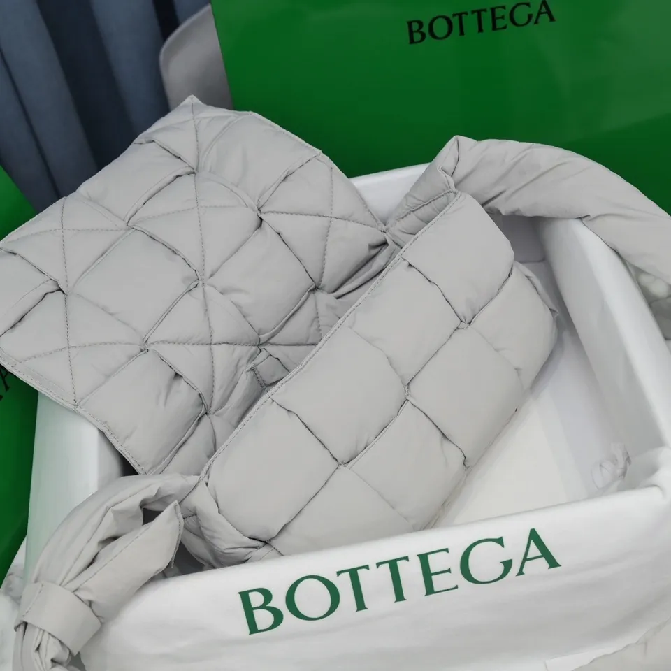 #𝐂𝐀𝐒𝐒𝐄𝐓𝐓𝐄 Nylon tofu tofu bag This Cassette is so cute, its cute appearance does not affect its practicality and the capacity is good! The fabric is low-key and very textured, suitable for daily wear with casual wear. The cross-woven design of the wide cloth is really stunning. The bag has a puffy shape and feels like a piece of tofu. It can be worn on one shoulder, cross-body or as a waist bag. You can also adjust the shoulder strap to the size of the bag under the armpit, so you can have it all! S30x15cm【8951#】